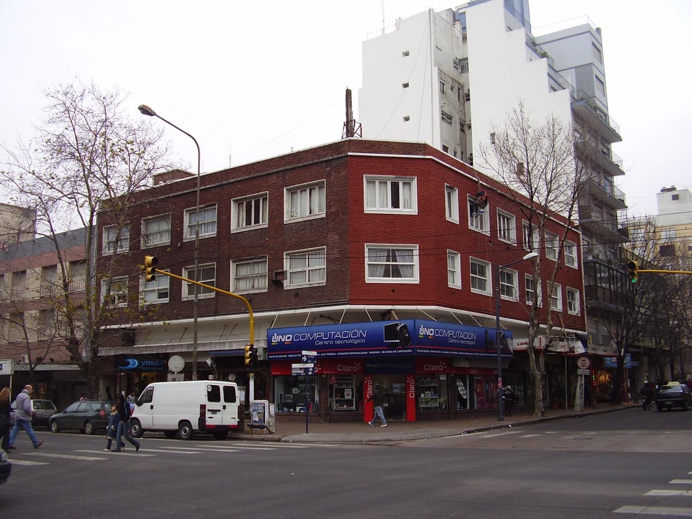 Edificio de esquina en ladrillo rojo